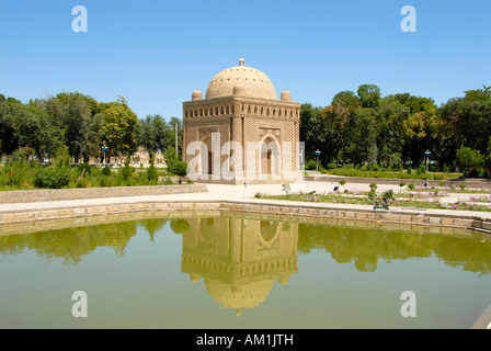 Il vecchio edificio in mattoni specchi su acqua Mausoleo di Ismail Samani Bukhara Uzbekistan Foto Stock