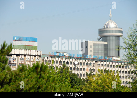 Socalistic e moderni edifici con bandiera nazionale del luogo di amicizia tra le nazioni a Tashkent in Uzbekistan Foto Stock