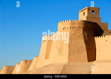 Alte mura merlate con Ko'xna Arca fortezza vecchia Khiva Uzbekistan Foto Stock