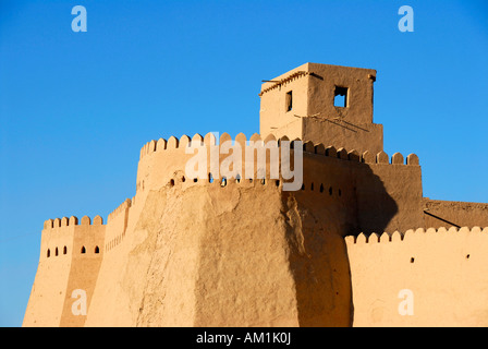 Alte mura merlate con Ko'xna Arca fortezza vecchia Khiva Uzbekistan Foto Stock