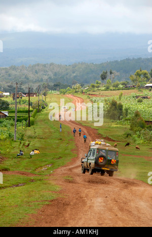 Jeep 4X4 su strada sterrata verso la giungla Monte Kenya Parco Nazionale del Kenya Foto Stock