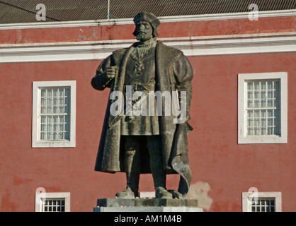 Statua di Vasco de Gama al di fuori del palazzo e cappella di Sao Paulo ora un museo sulla Ilha de Mozambico, Africa. Foto Stock