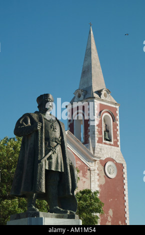 Statua di Vasco de Gama al di fuori del palazzo e cappella di Sao Paulo ora un museo sulla Ilha de Mozambico, Africa. Foto Stock