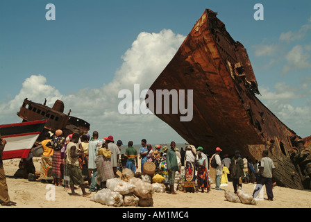 Una vecchia petroliera arrugginito naufragio sulla spiaggia di Beira. Mozambico, Sud Africa Foto Stock