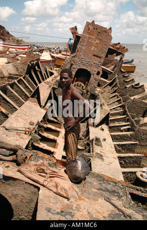 Un cantiere di rottami di lavoratore in nave cimitero sulla spiaggia di Beira in Mozambico. Sud Africa Foto Stock