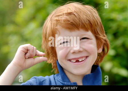 Ragazzo con un dente spazio vuoto a perdere il suo bambino denti decidui denti di latte Foto Stock