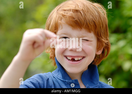 Ragazzo con un dente spazio vuoto a perdere il suo bambino denti decidui denti di latte Foto Stock