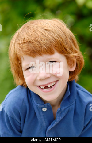 Ragazzo con un dente spazio vuoto a perdere il suo bambino denti decidui denti di latte Foto Stock