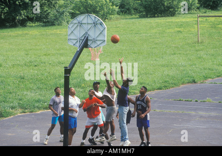 Gruppi di afro-americano di giovani giocare street basketball Blue Ridge Virginia Foto Stock