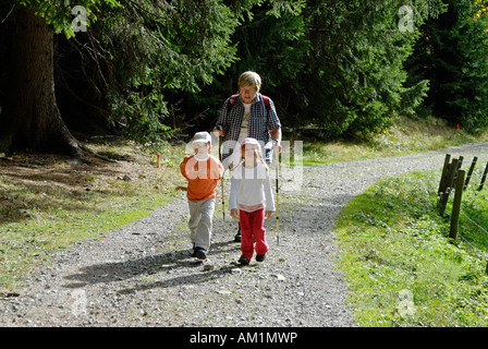 Famiglia con bambini escursioni Foto Stock