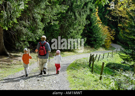 Famiglia con bambini escursioni Foto Stock