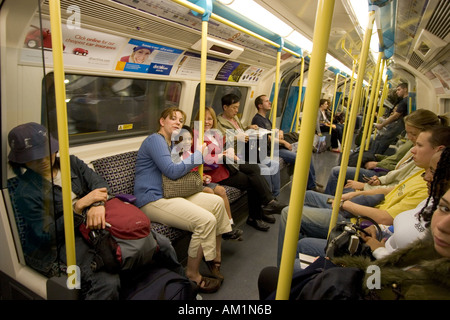 Passeggeri in metropolitana carrello Foto Stock