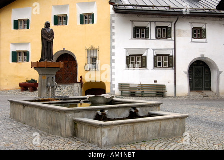 Solsass acqua minerale fontana sulla piazza del villaggio di Scuol Engadin, Svizzera Foto Stock