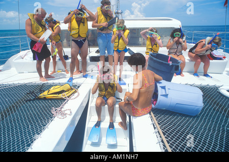 Gruppo di turisti sul catamarano tour in barca si prepara a fare snorkeling Key West FL Foto Stock