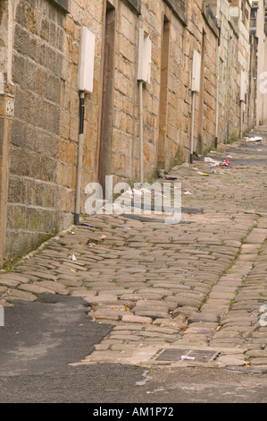 In acciottolato vicolo dietro il Lancashire tradizionali case a schiera in una zona asiatica di Brierfield Lancashire Foto Stock