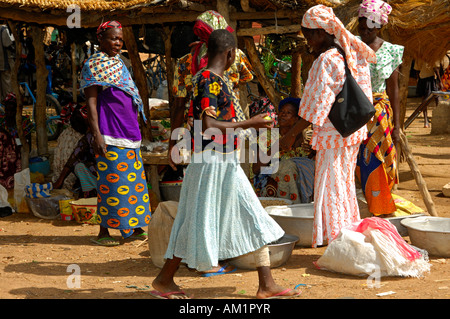Le donne di contrattazione su un mercato del Burkina Faso Foto Stock