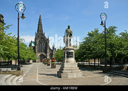 Cattedrale con la statua di explorer David Livingstone Città di Glasgow Stemma sul lampione Glasgow Scozia Scotland Foto Stock