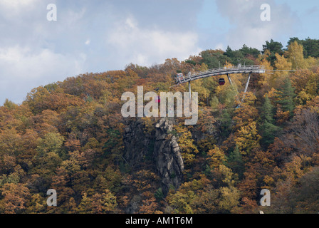 Paesaggio autunnale, Rosstrappe di roccia di granito e seggiovia gondola, Thale, Sassonia-Anhalt, Germania Foto Stock