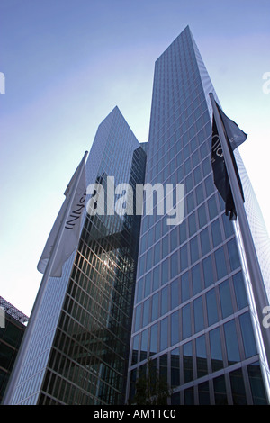 Torri gemelle con ponte attraverso evidenziare torri ed alto edifico di Monaco di Baviera Baviera Germania Foto Stock