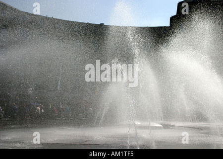 Karlsplatz Stachus fontana immersa nella foschia Monaco di Baviera Baviera Germania Foto Stock