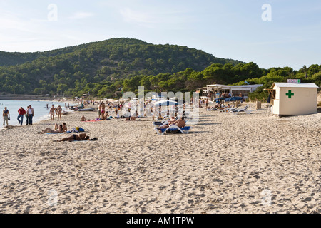 Les Salinas spiaggia con ristorante Jockey Club, Ibiza, Balearen, Spanien Foto Stock