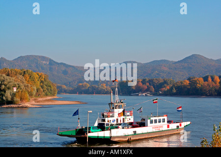 Traghetto per auto che attraversa il fiume Reno a Rolandseck il Siebenbirge sette colline regione Renania Palatinato Germania Europa Foto Stock