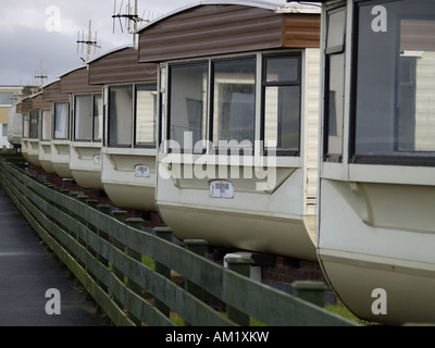 Una fila di vacanze roulotte statiche Foto Stock