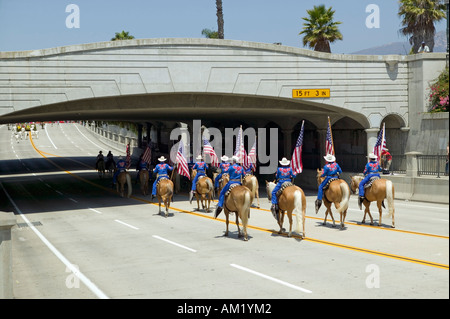 I cowboys marciando con bandierine americane visualizzato durante il giorno di apertura parade down Street Santa Barbara CA vecchi giorni di spagnolo Foto Stock