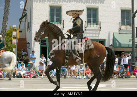 Lo spagnolo cowboy a cavallo durante il giorno di apertura parade down Street Santa Barbara CA vecchi giorni spagnolo Fiesta 3 Agosto 7 2007 Foto Stock