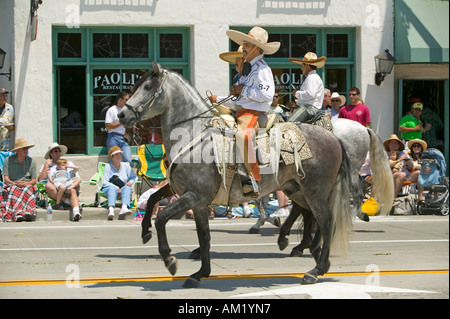 Lo spagnolo cowboy a cavallo durante il giorno di apertura parade down Street Santa Barbara CA vecchi giorni spagnolo Fiesta 3 Agosto 7 2007 Foto Stock