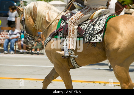 Lo spagnolo cowboy a cavallo durante il giorno di apertura parade down Street Santa Barbara CA vecchi giorni spagnolo Fiesta 3 Agosto 7 2007 Foto Stock