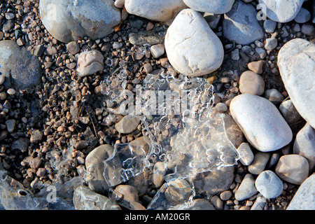 Cancellare ghiaccio sottile tra sassi in un fiume Isar vicino a Bad Toelz Baviera Germania Europa Foto Stock