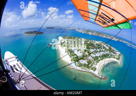 Vista aerea del tramonto in chiave off Key West in Florida come si vede dal velivolo ultraleggero Foto Stock