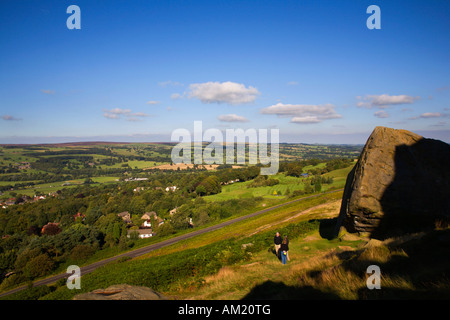 Ammirate il panorama dalla roccia di vitello al latte di mucca e di rocce di vitello a Ilkley Moor vicino a Ilkley West Yorkshire Inghilterra Foto Stock