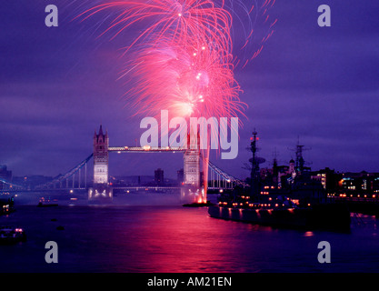 Il Tower Bridge di notte con fuochi d'artificio a Londra Foto Stock