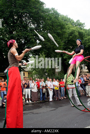 Giocolieri presso il Carnevale delle culture, Kreuzberg di Berlino, Germania Foto Stock