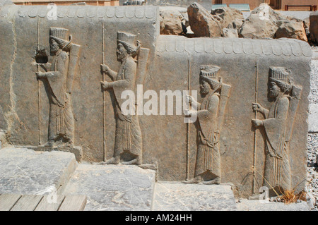 Rilievi di guerrieri in palazzo Apadana scale PERSEPOLIS Iran Foto Stock