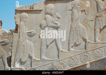 Schiavi e soldati che portano doni per il persiano imperatore nel palazzo Dario scale PERSEPOLIS Iran Foto Stock