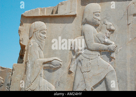 Schiavi e soldati che portano doni per il persiano imperatore nel palazzo Dario scale PERSEPOLIS Iran Foto Stock