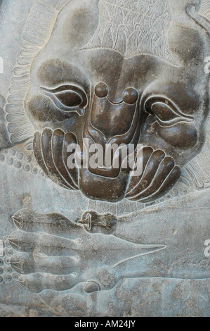 Angra Mainyu lion uccide il toro primordiale nella sala dell'udienza al palazzo Xerxes PERSEPOLIS Iran Foto Stock