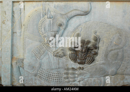 Angra Mainyu lion uccide il toro primordiale nella sala dell'udienza al palazzo Xerxes PERSEPOLIS Iran Foto Stock
