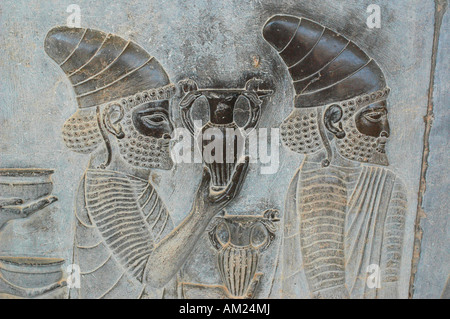Schiavi e soldati che portano doni per il persiano Imperatore nel Palazzo Xerxes PERSEPOLIS Iran Foto Stock