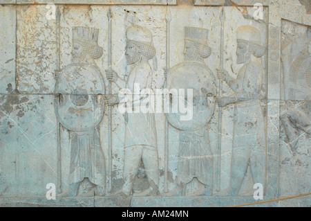Guerriero persiano di rilievo nel palazzo Xerxes PERSEPOLIS Iran Foto Stock