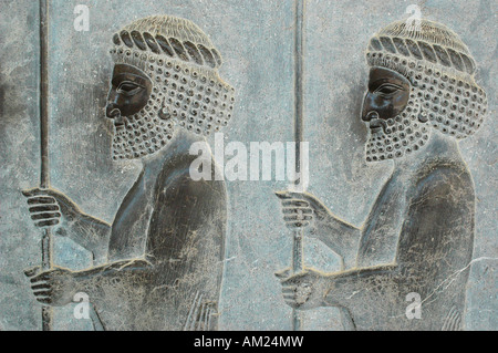 Guerriero persiano di rilievo nel palazzo Xerxes PERSEPOLIS Iran Foto Stock
