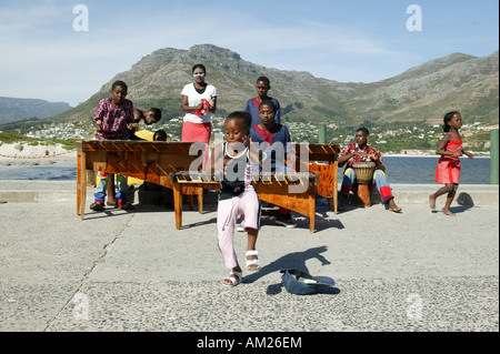 Musicisti di strada con danze bambino, Marimba Band, Hout Bay, Città del Capo, West Cape, Sud Africa Foto Stock