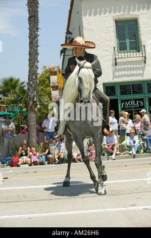 Lo spagnolo cowboy a cavallo durante il giorno di apertura parade down Street Santa Barbara CA vecchi giorni spagnolo Fiesta 3 Agosto 7 2007 Foto Stock