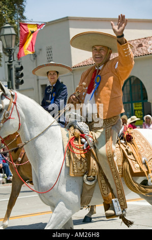 Lo spagnolo cowboy a cavallo durante il giorno di apertura parade down Street Santa Barbara CA vecchi giorni spagnolo Fiesta 3 Agosto 7 2007 Foto Stock