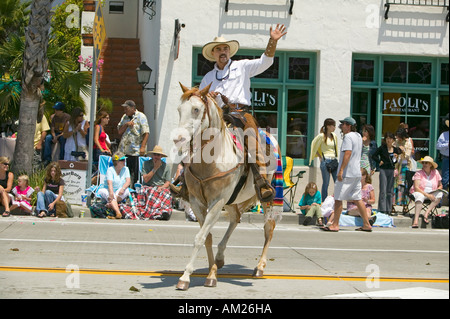 Lo spagnolo cowboy a cavallo durante il giorno di apertura parade down Street Santa Barbara CA vecchi giorni spagnolo Fiesta 3 Agosto 7 2007 Foto Stock