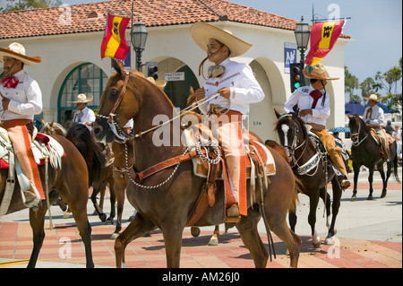 Lo spagnolo cowboy a cavallo durante il giorno di apertura parade down Street Santa Barbara CA vecchi giorni spagnolo Fiesta 3 Agosto 7 2007 Foto Stock