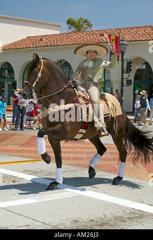 Lo spagnolo cowboy a cavallo durante il giorno di apertura parade down Street Santa Barbara CA vecchi giorni spagnolo Fiesta 3 Agosto 7 2005 Foto Stock